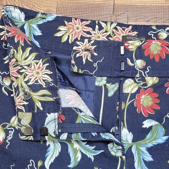 Anne Taylor Petite Factory Floral Cropped pants size 2P - Picture 7 of 12